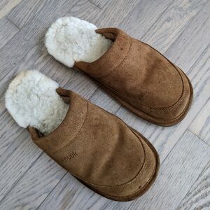 Nuknuuk suede sheepskin slippers, size 11